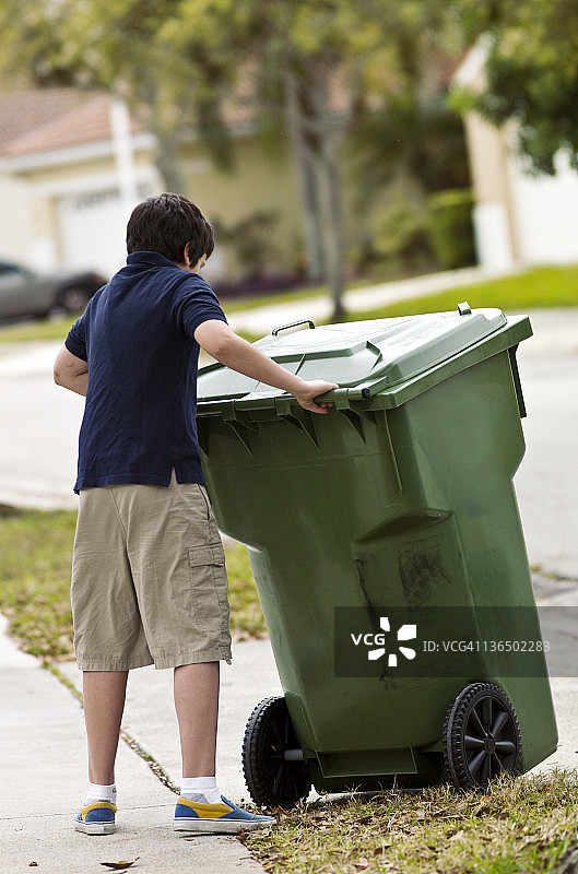 儿童移动带轮垃圾桶图片素材
