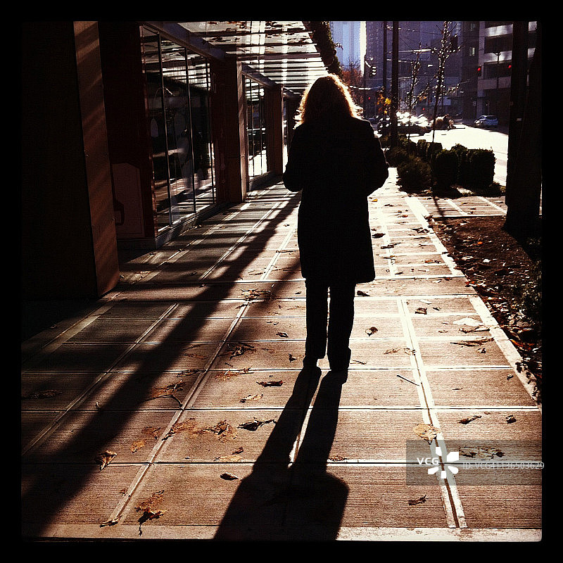 女人在西湖边行走图片素材