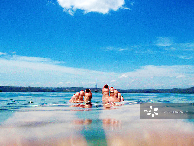 女人水中漂浮的脚趾图片素材