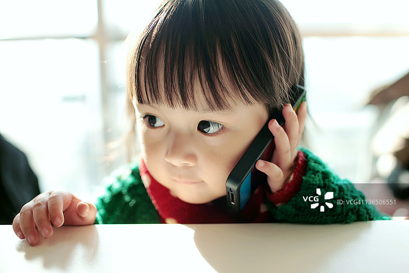 小女孩使用手机图片素材