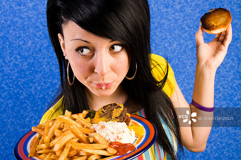 女服务员在汉堡中吐痰图片素材