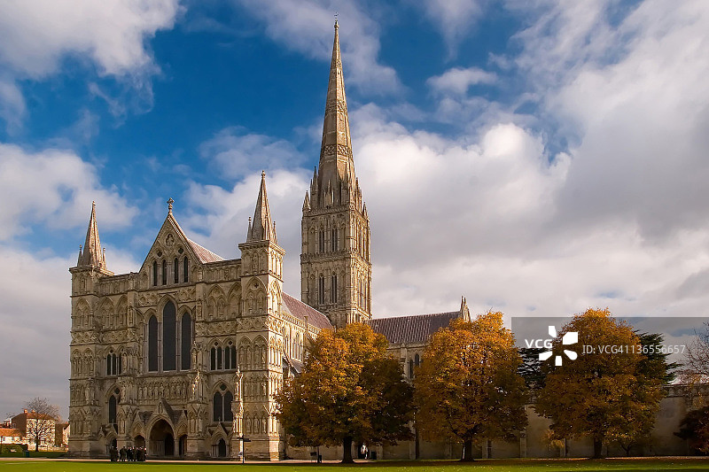 索尔兹伯里大教堂与天空背景图片素材