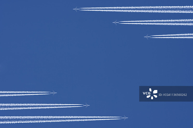 蓝天飞机云与空中交通图片素材