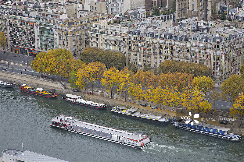 河上玻璃顶船的鸟瞰图图片素材