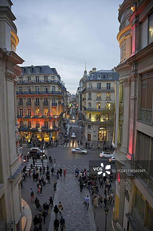 俯瞰建筑物附近的人群图片素材
