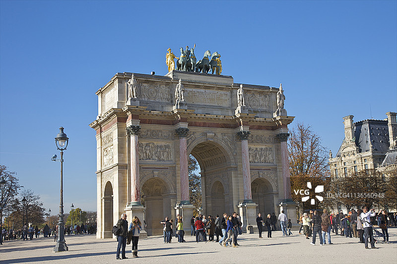 人们站在凯旋门附近的广场上图片素材