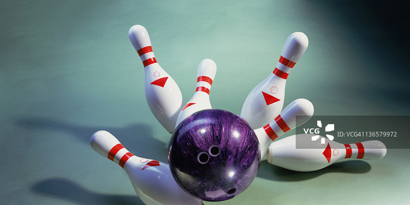紫色保龄球击倒球瓶图片素材