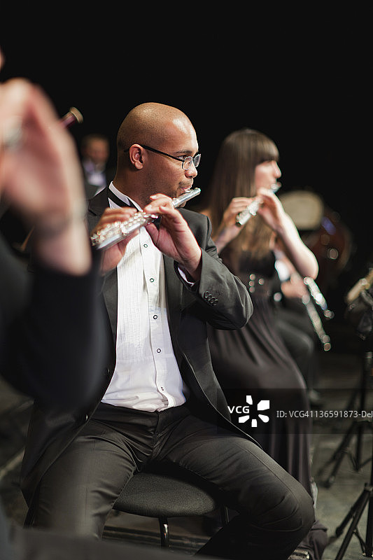 管弦乐队中的长笛演奏者图片素材