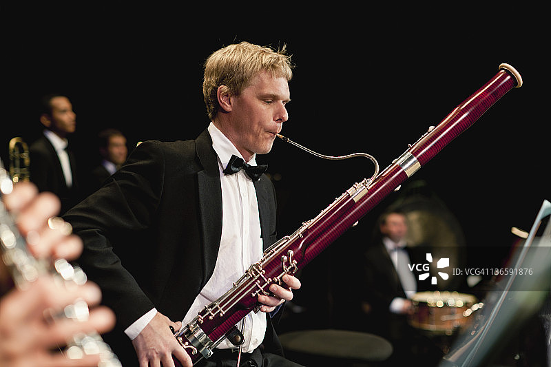 管弦乐队中的巴松演奏者图片素材