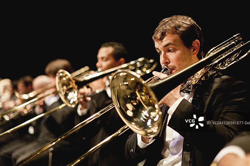 管弦乐队中的小号演奏者图片素材