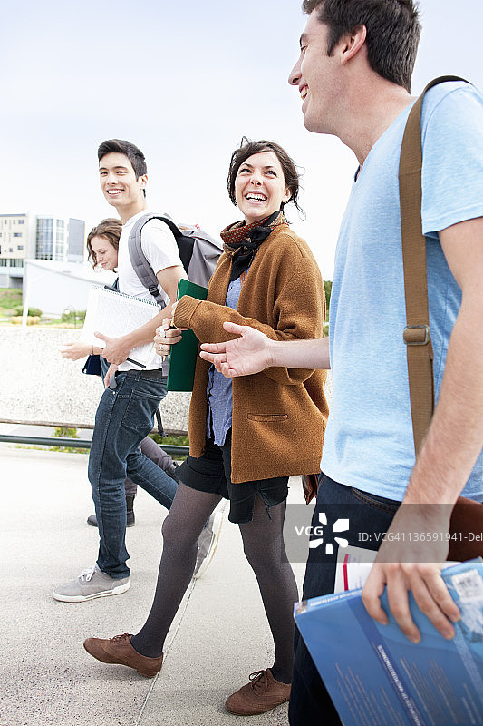 户外一起步行的学生图片素材