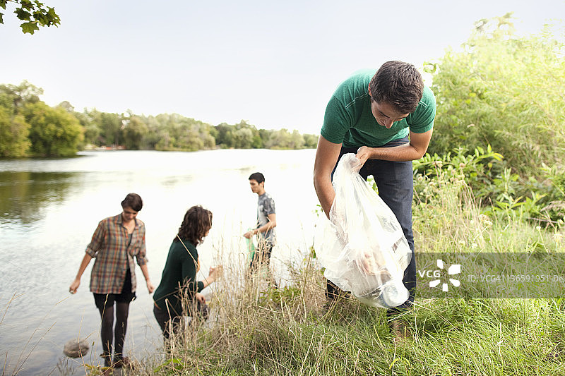 人们在公园里捡垃圾图片素材