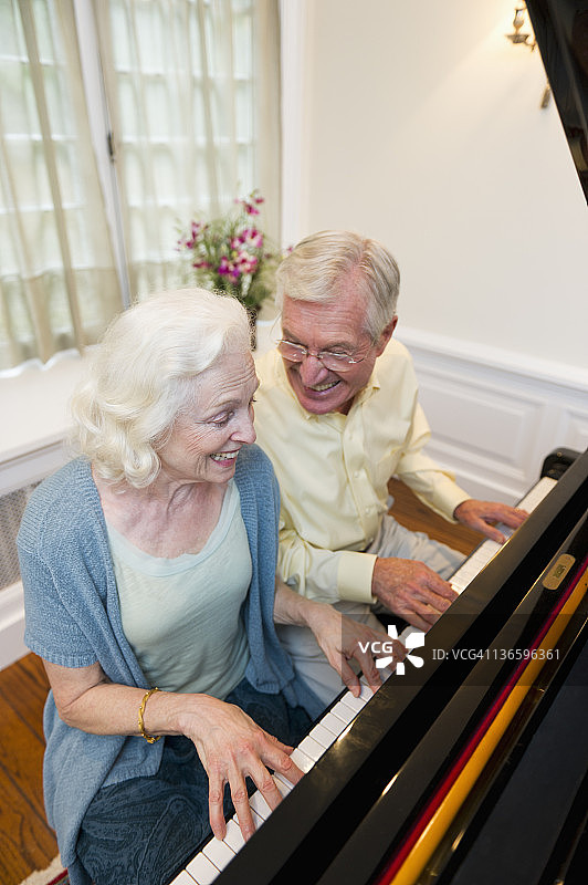 美国纽约州老韦斯特伯里：老年夫妇弹钢琴图片素材