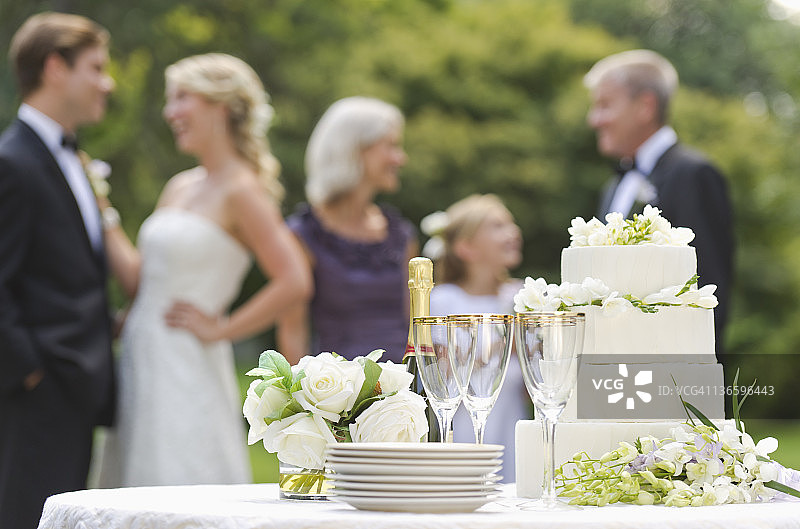 美国纽约州老韦斯特伯里，婚礼餐桌与香槟蛋糕，背景有人图片素材