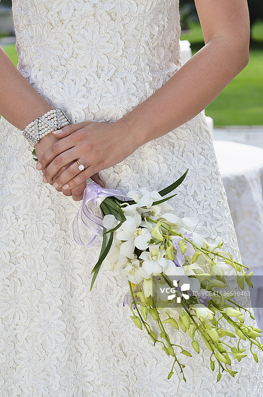 美国纽约州西奥德韦斯特伯里新娘手捧婚礼花束，中段图片素材