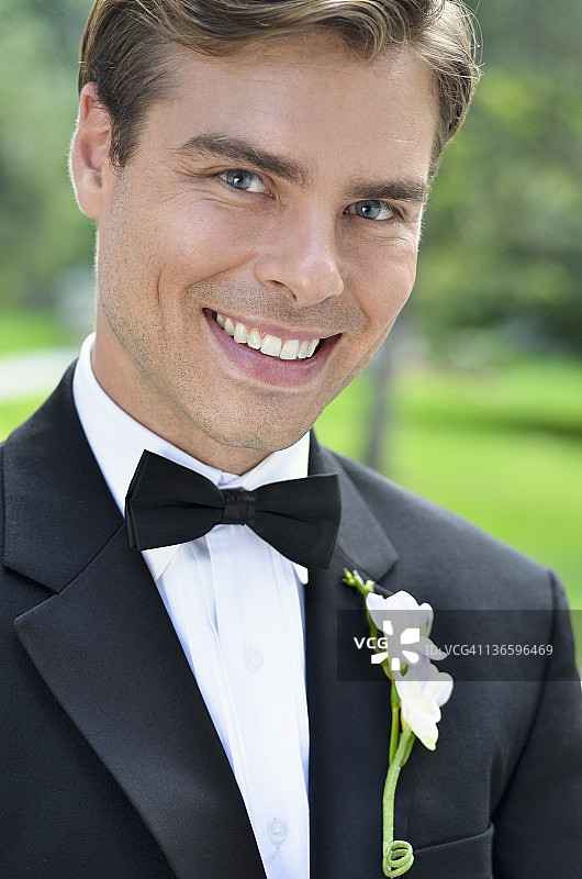 美国纽约州老韦斯特伯里：微笑新郎特写图片素材