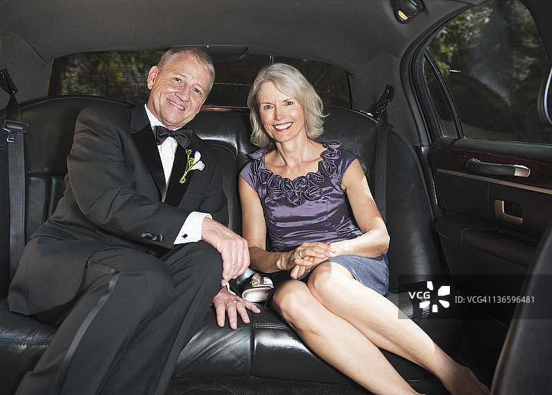 美国纽约州老韦斯特伯里豪华轿车内新娘父母肖像图片素材