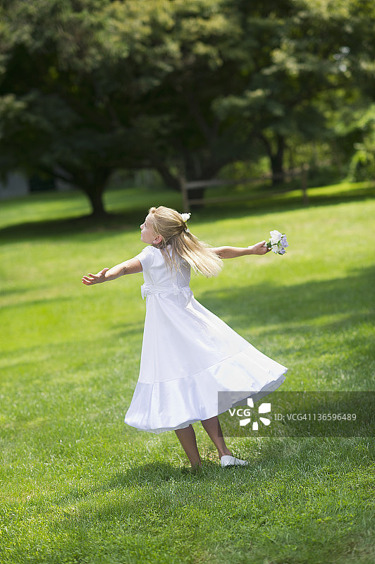 美国纽约老韦斯特伯里在草地上跳舞的花童图片素材