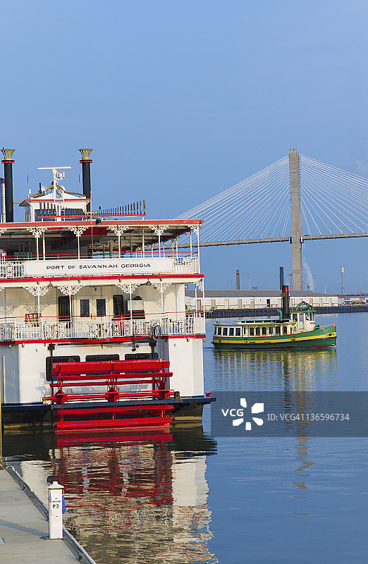 美国佐治亚州萨凡纳：塔尔马奇大桥背景下的客轮图片素材