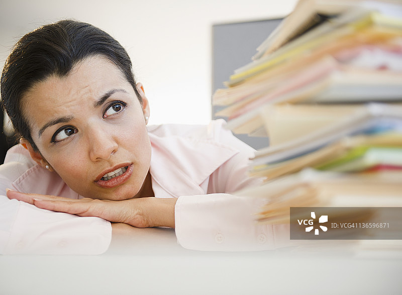 美国新泽西州泽西市，因文书工作而劳累过度的女商人图片素材