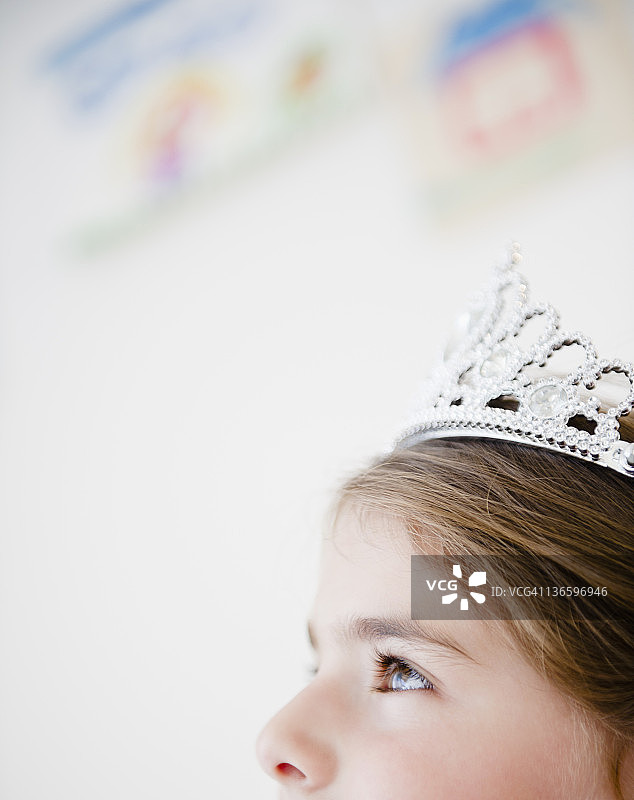 美国新泽西州泽西市，戴着皇冠的女孩头部特写（6-7岁）图片素材
