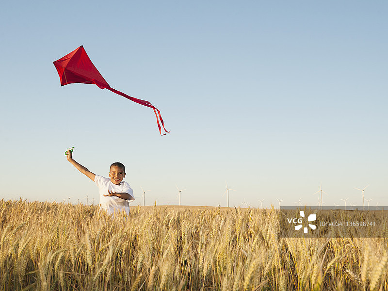 美国俄勒冈州瓦斯科在麦田里放风筝的男孩（10-11岁）图片素材