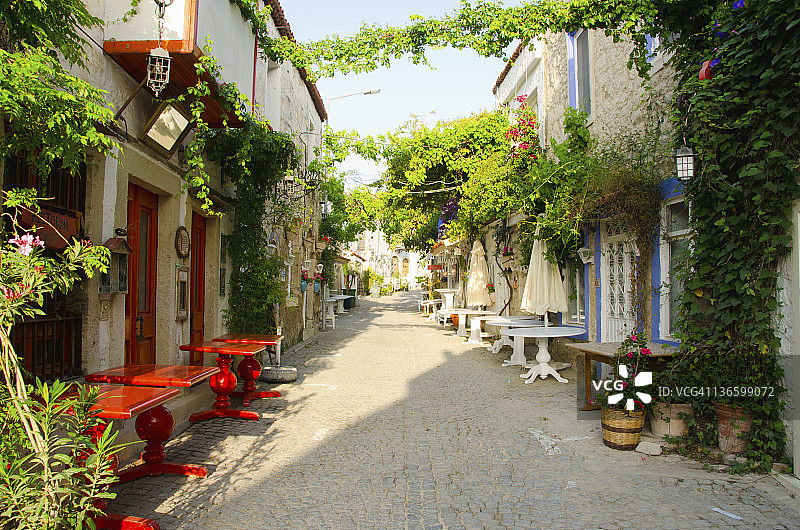 土耳其切什梅，阿拉恰特，村庄里的传统小巷图片素材