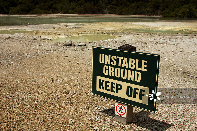 不稳定地面警告标志图片素材