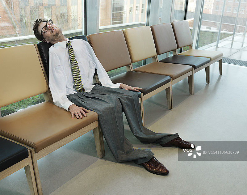 椅子上失落的商人图片素材