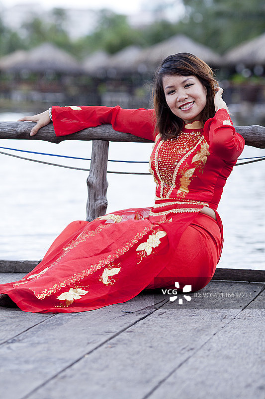 穿着越南传统服装奥黛的女人图片素材