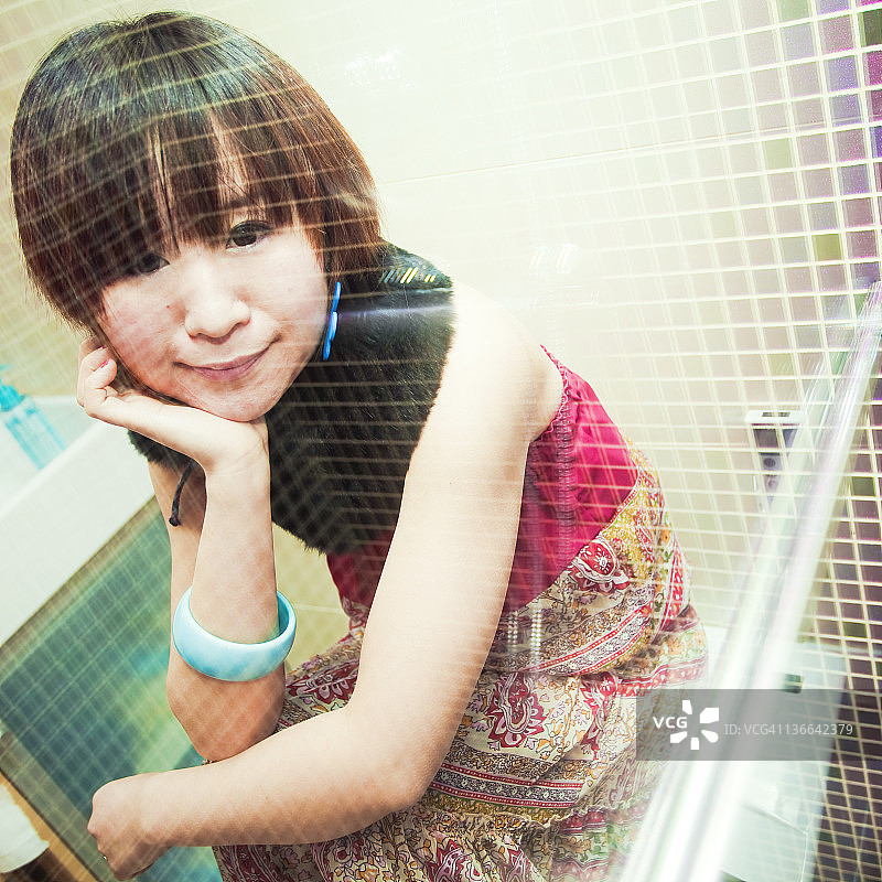 在浴室里的女孩图片素材