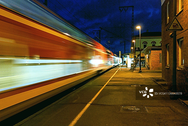 火车站的移动列车图片素材