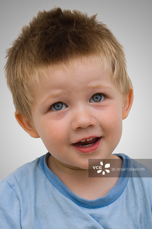 两岁男孩肖像图片素材