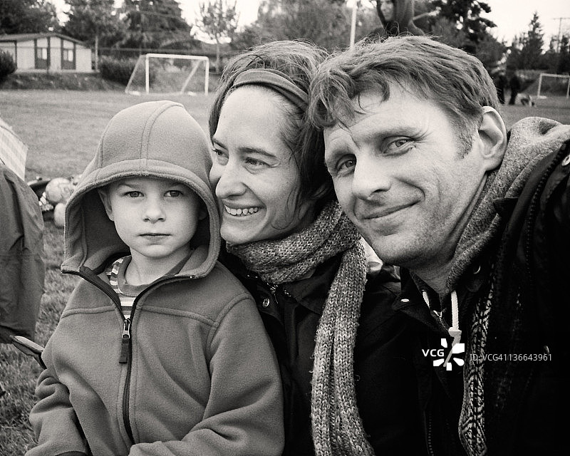 小男孩和他的父母图片素材