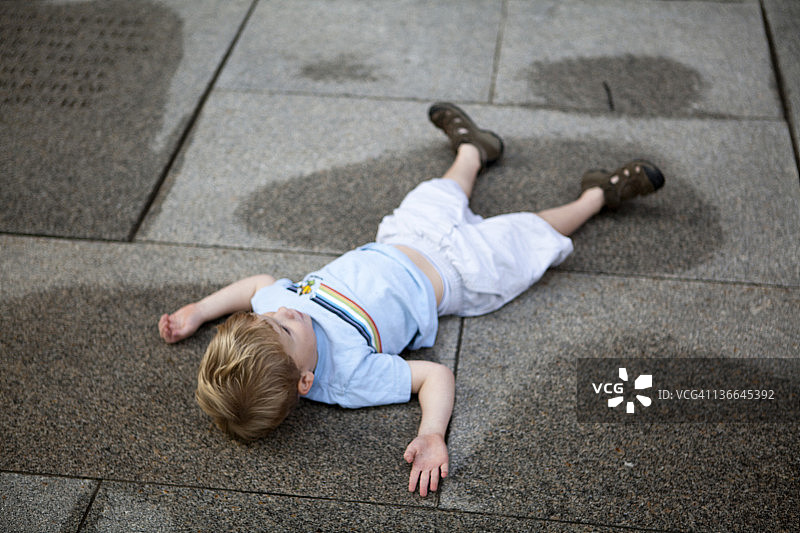 在人行道上玩耍图片素材