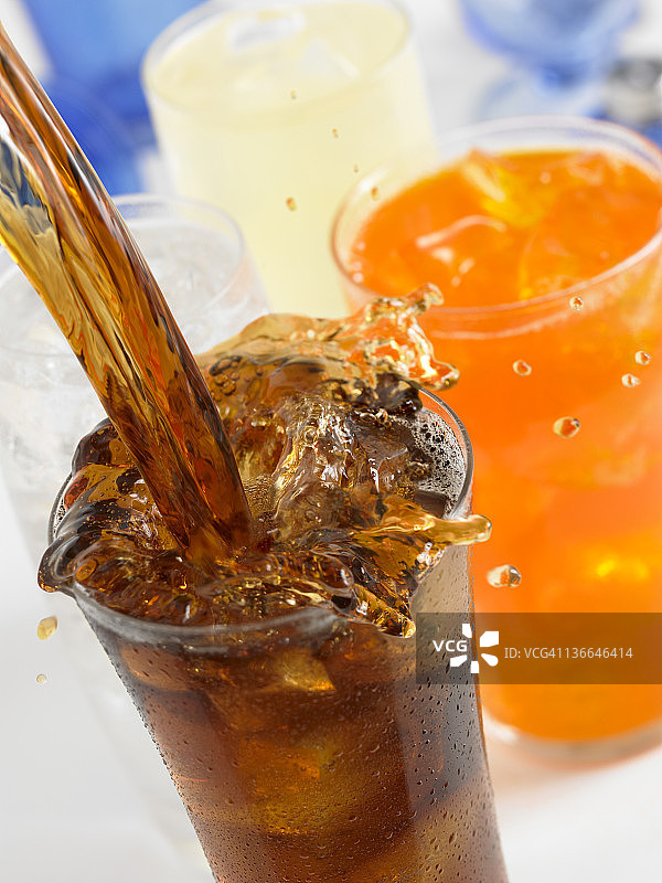倒入可乐及各种饮品图片素材