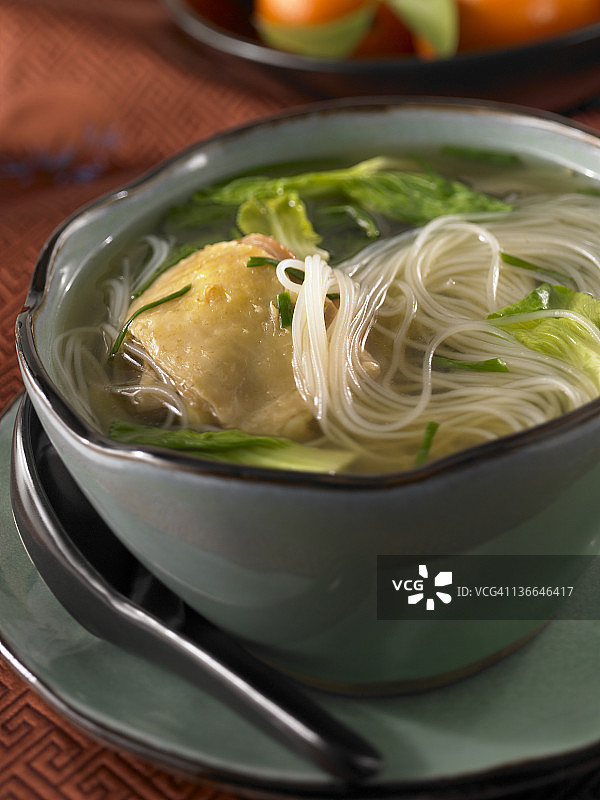 中式鸡肉面条汤图片素材