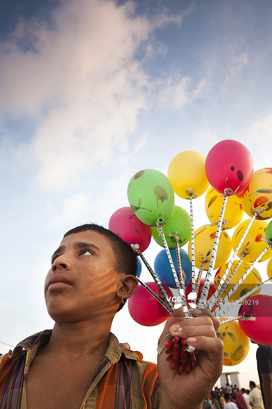达卡卖气球的男孩图片素材