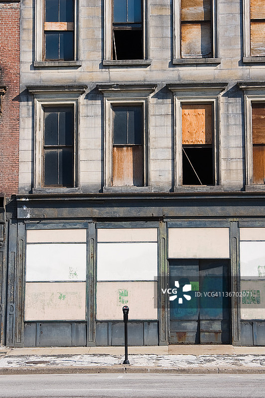已关闭的废弃店铺门面图片素材