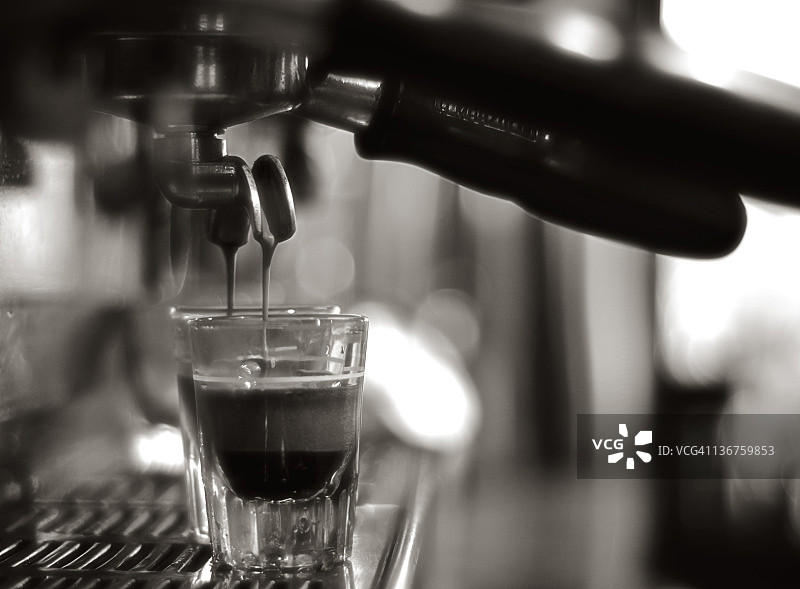 玻璃杯中的咖啡图片素材