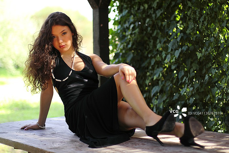 桌子旁的女孩图片素材