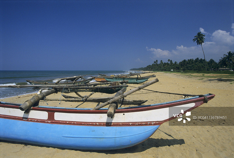 卡卢特勒海滩上的当地渔船图片素材
