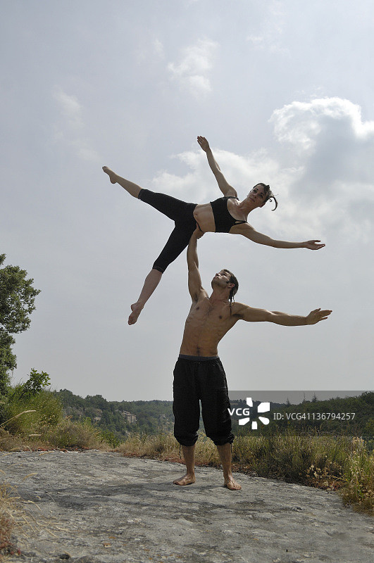 女杂技演员用身体摆出星形图片素材