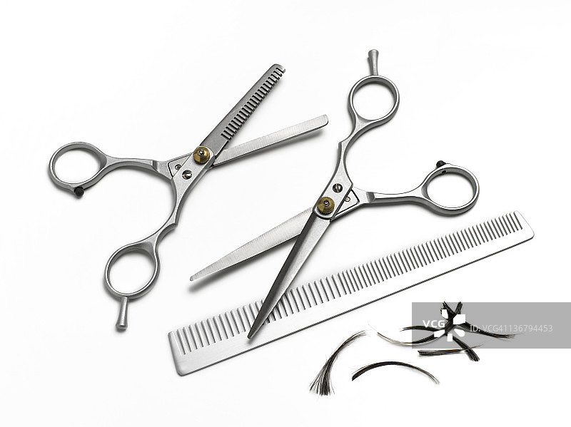 白色背景上的理发师用梳子和剪刀图片素材