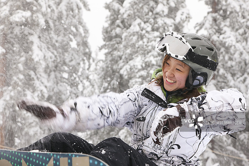 中国滑雪者摔倒图片素材