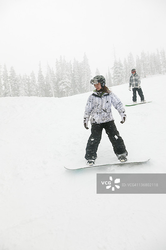 滑雪者滑下雪坡图片素材