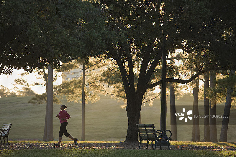 非裔美国女人在公园跑步图片素材