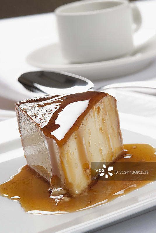 甜点切片上的糖浆特写图片素材