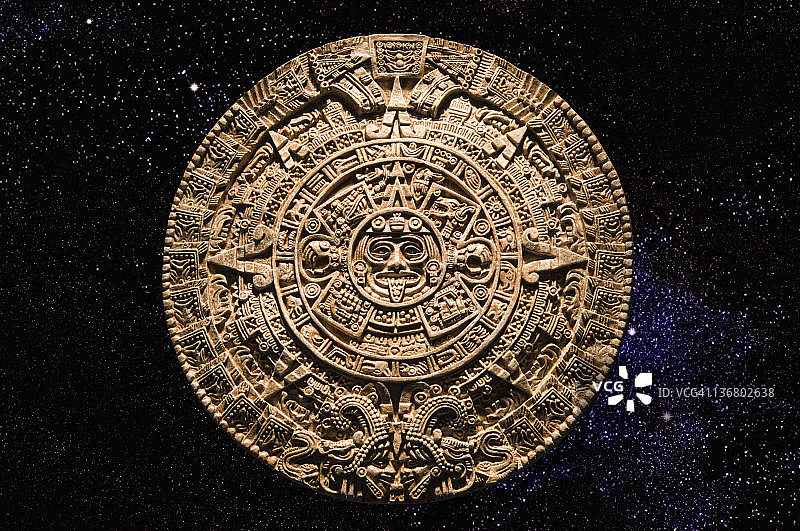 太空中的阿兹特克历法石雕图片素材