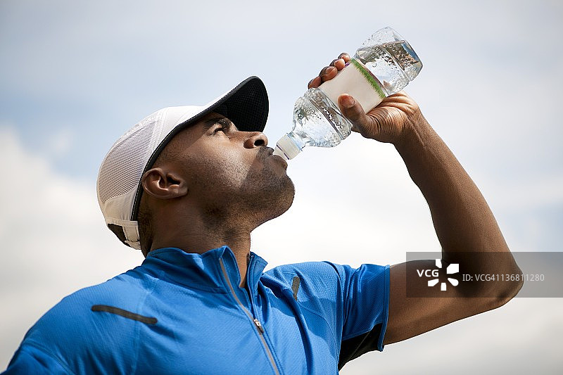 喝瓶装水的男人图片素材